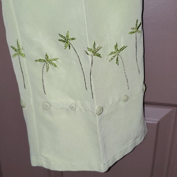 LINE TWO Capris - Picture 4 of 7